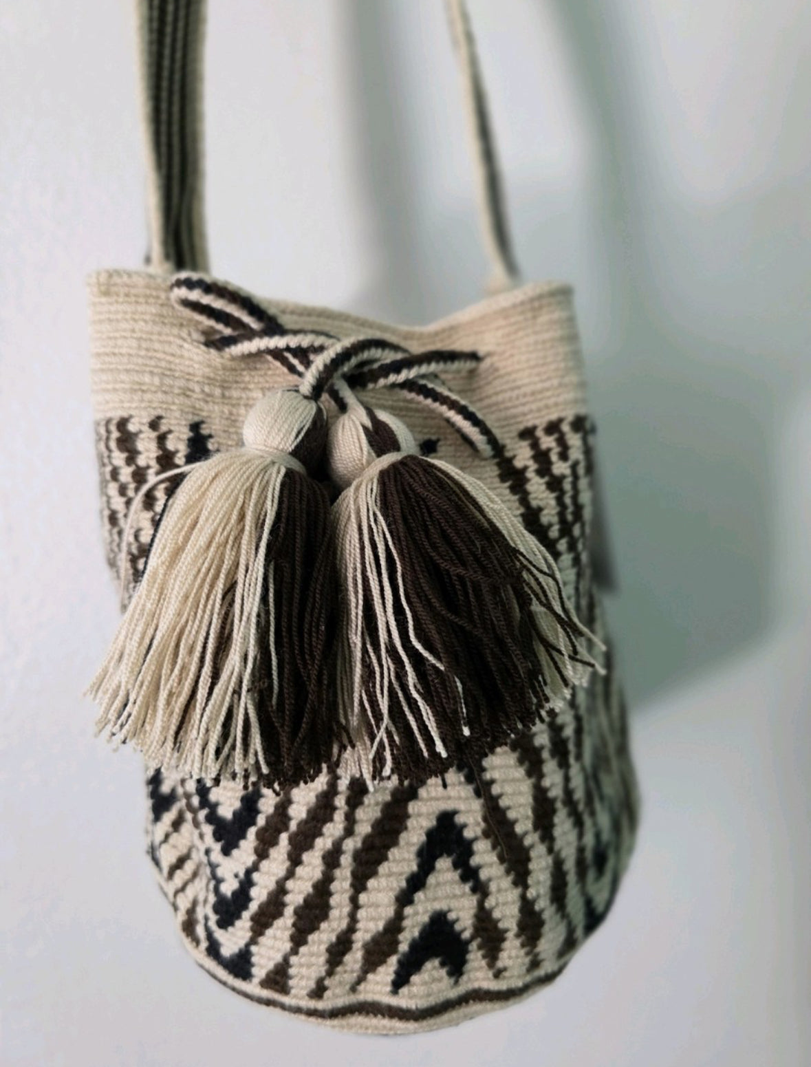 Picos del Desierto - Authentic Handmade Wayuu Mochila – Medium Black Shoulder Bag – Fair Trade RO20
