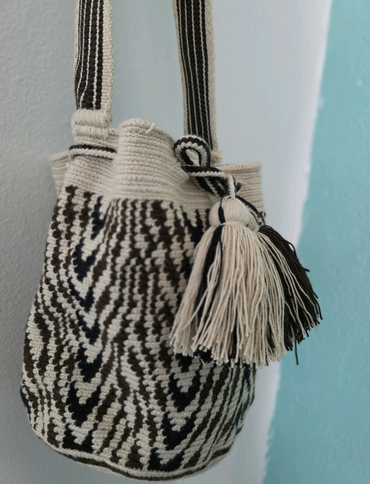 Picos del Desierto - Authentic Handmade Wayuu Mochila – Medium Black Shoulder Bag – Fair Trade RO20