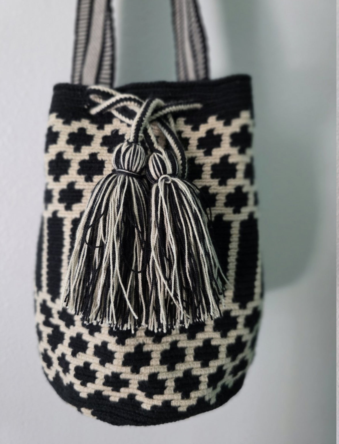 Flor de Cosecha - Authentic Handmade Wayuu Mochila Bag – Medium Black Shoulder Bag – Fair Trade RO19