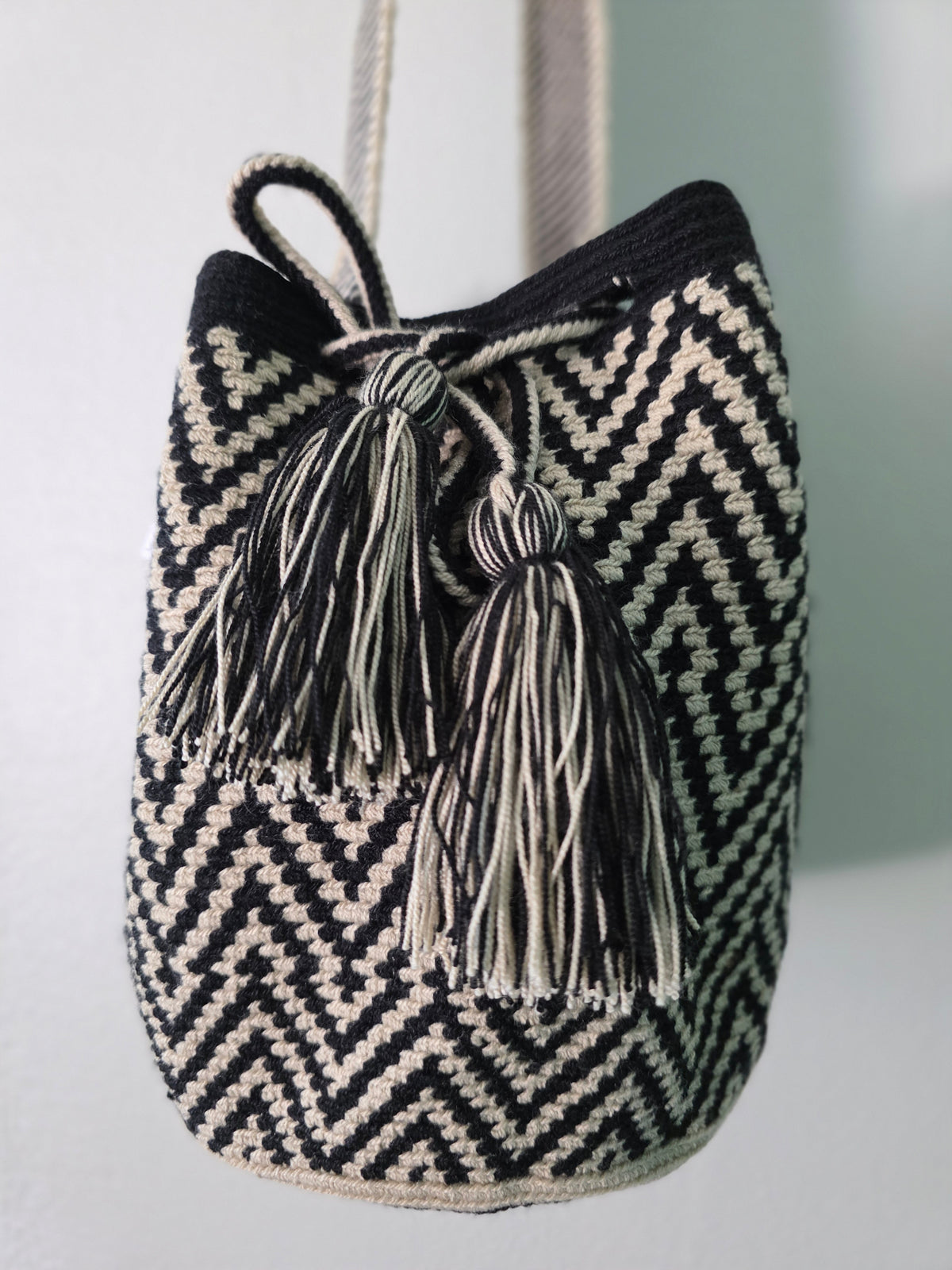 Authentic Handmade Wayuu Mochila – Medium Black Shoulder Bag – Fair Trade RO20